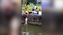 Des passants sauvent un chien tombé dans l'eau !