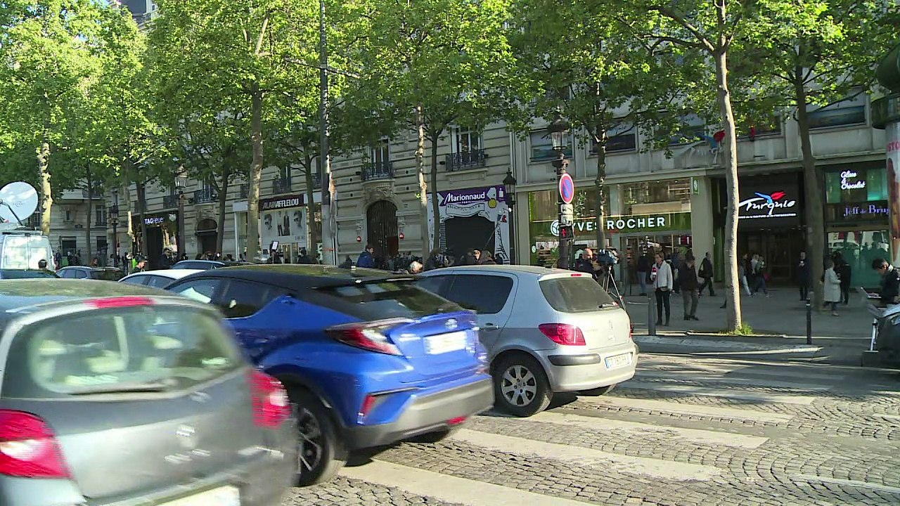 Policier tué: hommages de citoyens sur les Champs-Elysées