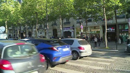 Policier tué: hommages de citoyens sur les Champs-Elysées