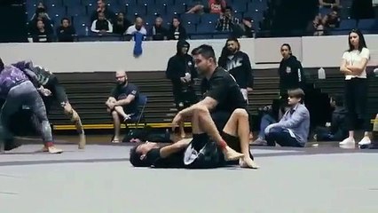 Ce combattant de Ju-jitsu brise le bras de son adversaire en plein combat