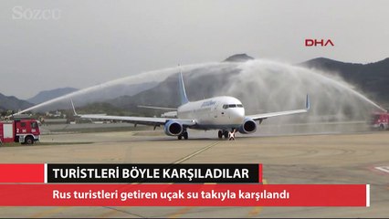 Rus turistler havalimanında su takıyla karşılandı