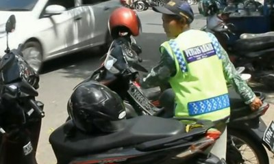 Kisah Rasmini, Juru Parkir Perempuan yang Tangguh
