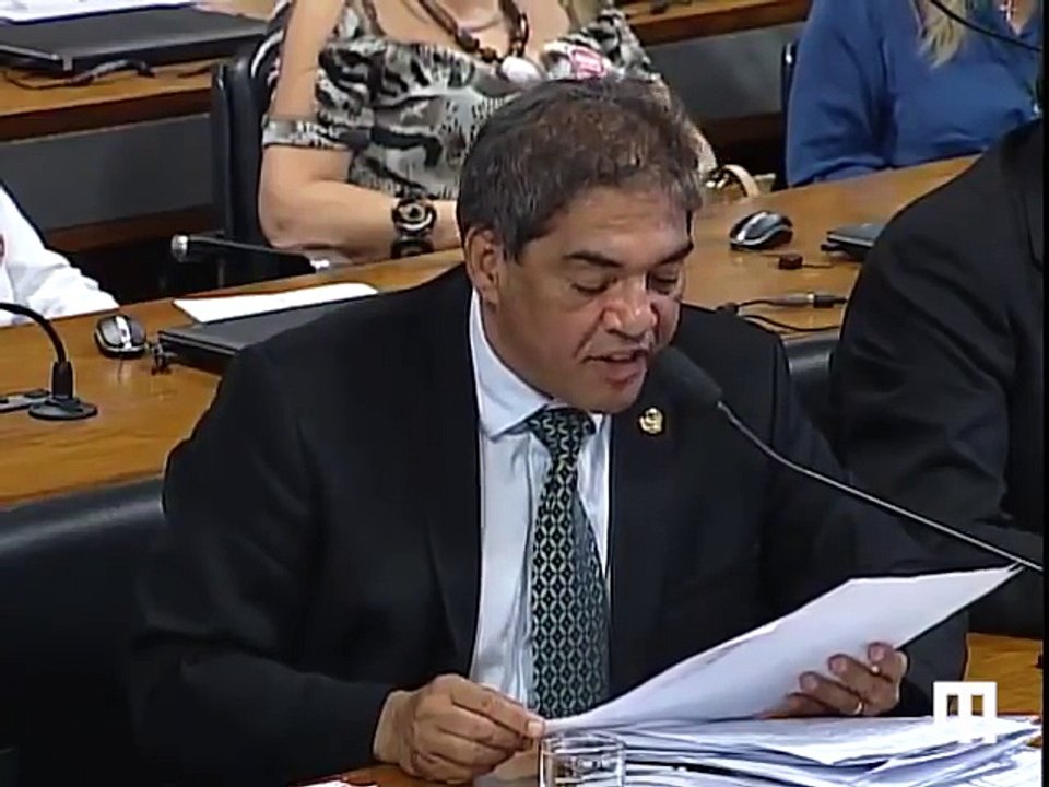 Dentes de senador começam a cair em pleno discurso no Congresso, causando constrangimento