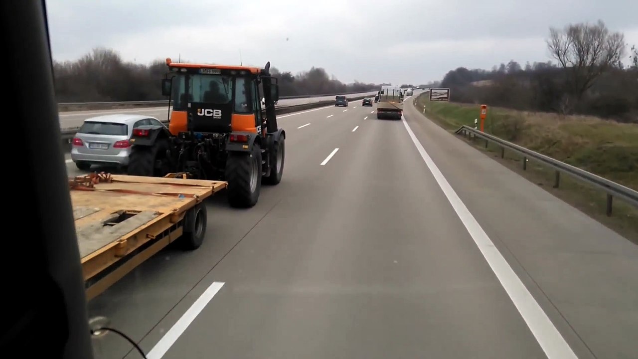 Quand tu te fais doubler par un tracteur sur l'autoroute Puissant le fermier