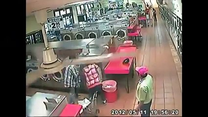 Des parents stupides qui ont enfermé leur enfant à l'intérieur d'une machine à laver