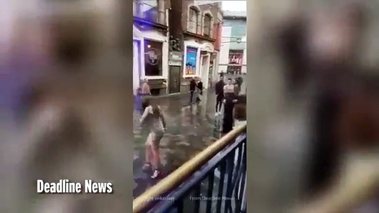 Instant karma pour cette femme après avoir essayé de donner un coup de poing à un videur