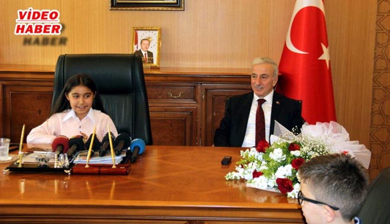 (21 NİSAN 2017) 23 NİSAN ULUSAL EGEMENLİK VE ÇOCUK BAYRAMI MİNİK YÜREKLER  VALİ AMCA’NIN MAKAMINDA