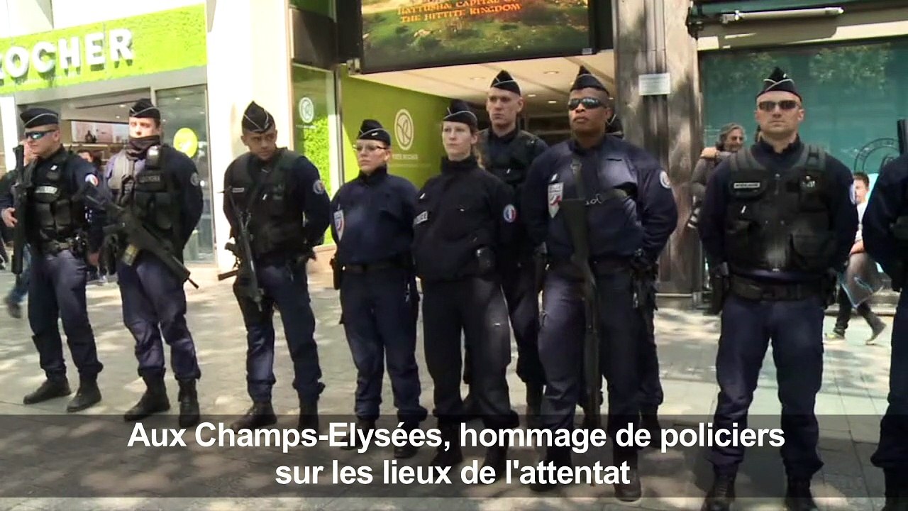 Hommage de policiers sur les Champs-Elysées