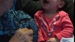 La grand-mère sourde enseigne au bébé sourd des signes- La vidéo la plus mignonne du moment