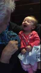 La grand-mère sourde enseigne au bébé sourd des signes- La vidéo la plus mignonne du moment