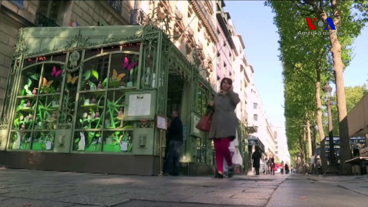 Saldırı Sonrası Champs Elysees'de Hayat Normale...