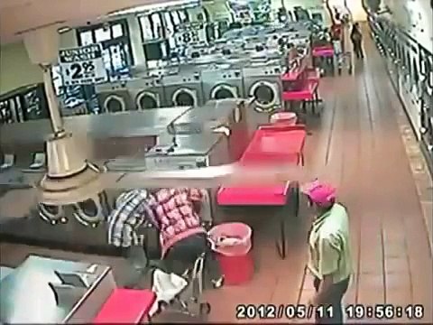 Quand tes parents t'enferment dans la machine à laver... Débile!