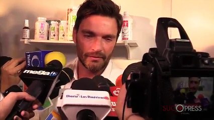 Julian Gil rompe en llanto en una entrevista