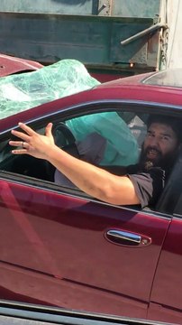 Un camion roule sans se rendre compte qu’une voiture est accrochée à sa remorque