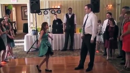 Sorprendente Baile Niña de 12 años Con Padre en su Cumpleaños