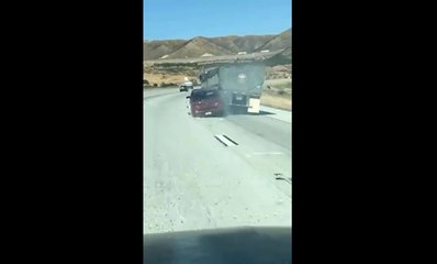 Un poids lourd roule 6 km avec une voiture accrochée.