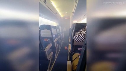 Un avion se llena de humo tras despegar luego de que uno de los motores se incendiara