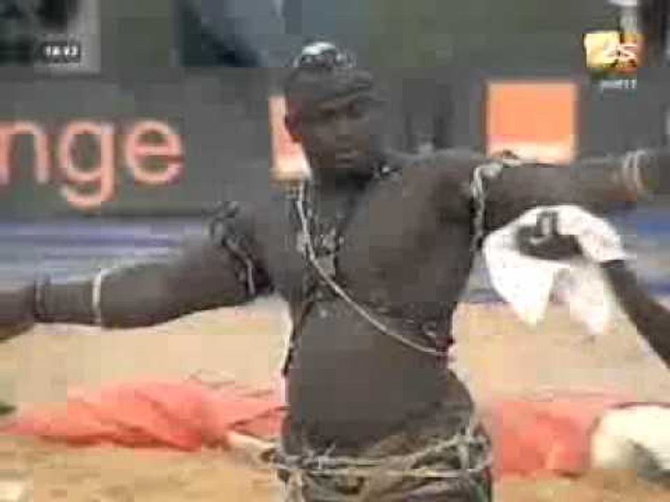 Quelques Minutes Avant le Combat - Modou Lô Vs Gris Bordeau - 15 Juillet 2012