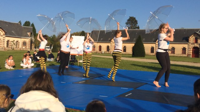Cirque en selle par les ados de l'école de cirque des Saltimbrés