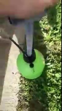 Voler de l'essence dans un réservoir de voiture