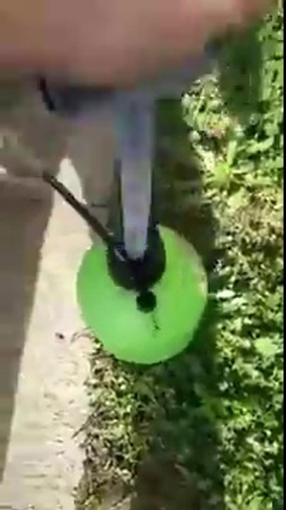 Voler de l'essence dans un réservoir de voiture