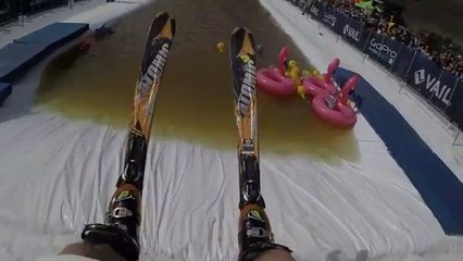 Il saute dans une piscine avec ses skis !