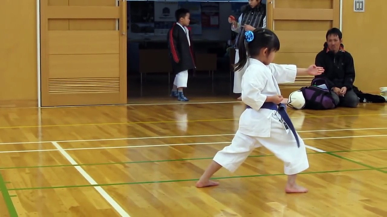 Mahiro(5-year-old girl) practicing kihon for kyu exam 5歳の女の子、基本練習中
