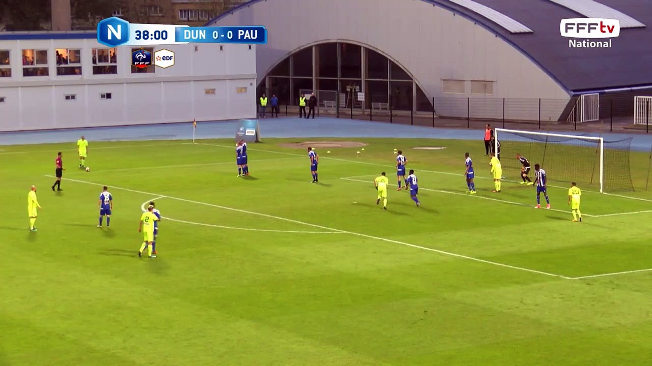 Coup franc tiré directement mais le ballon finit au dessus du but