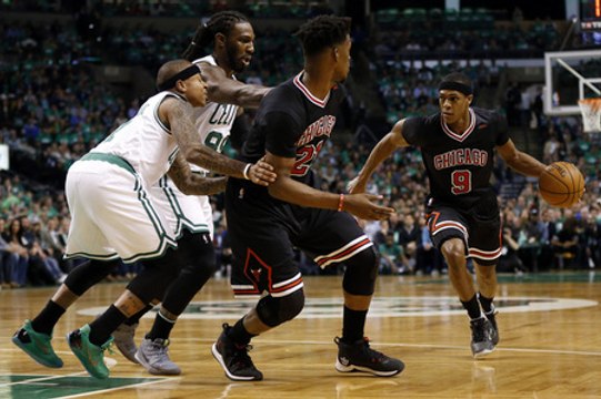 Bulls' Rajon Rondo out indefinitely due to fractured thumb