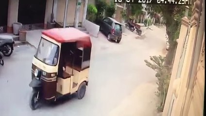 Act of a brave driver. Dakuoun kay saath kia hua.