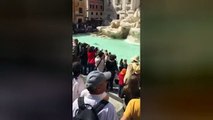 Uomo nudo nella fontana di Trevi a Roma