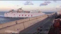 Un ferry se estrella en el muelle de Las Palmas por una avería eléctrica