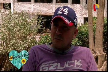 Fue separado de su hermano gemelo al nacer y ahora lo busca sin descanso