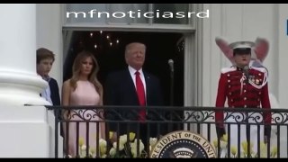 Trump se le olvida saludar en el himno, pero a Melania no. Y le avisa con un gesto