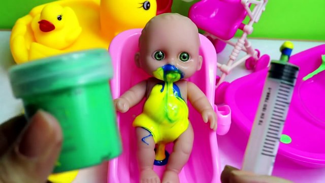 Oyuncak Bebek Mama Yiyor Boyalar ile Beraber Çocuklar için Eğlenceli ,2017