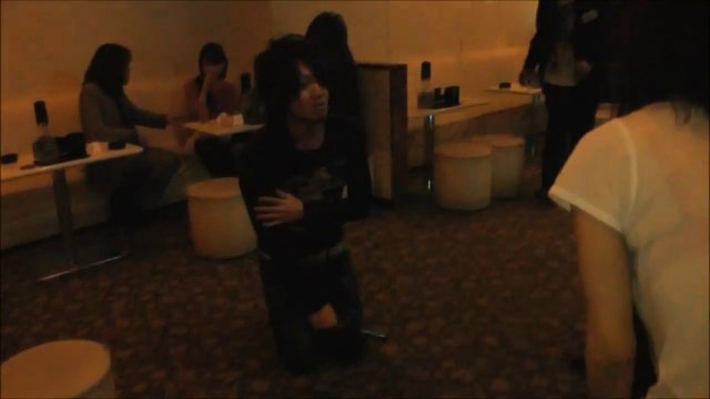 客に遊ばれホストが筋トレ,腹筋ローラー50回,ホストクラブCustomer,Host club