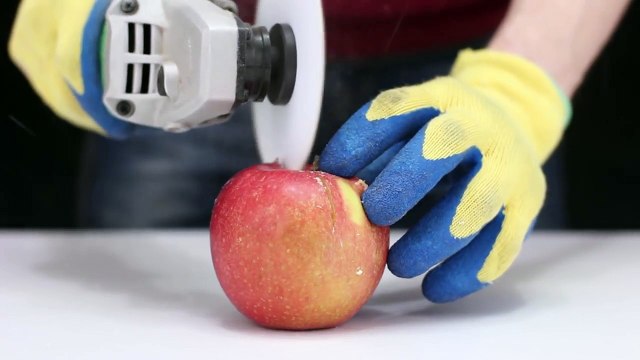 Ce gars coupe plein d'objets avec une feuille en papier