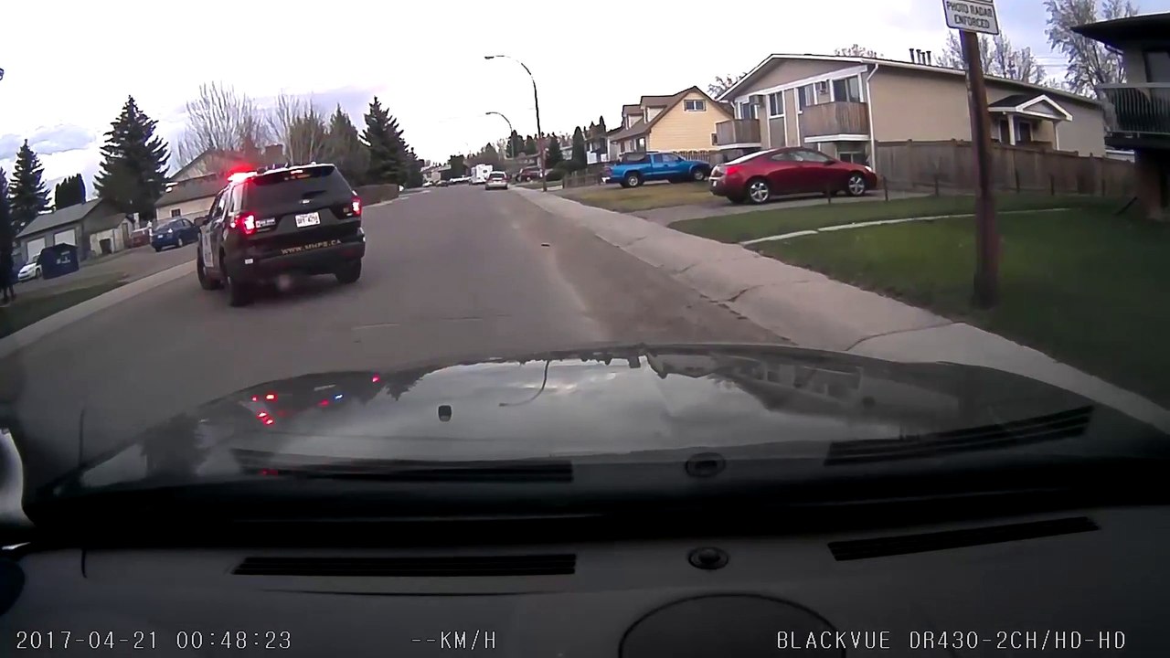 Il suit des voleurs de voitures et appelle la police pour les faire arreter