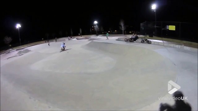 Ce skater se fait renverser par un gamin en BMX... Bim