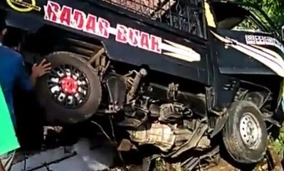 Disenggol Bus, Mobil Bak Ini Tabrak Pejalan Kaki