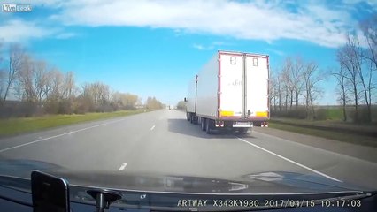 Un camionneur s'endort au volant pendant qu'il conduit