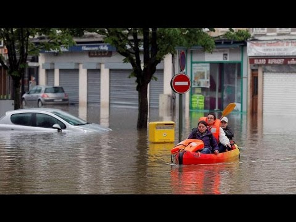 France Flood : River Seine over flows, Paris stands still | Oneindia News