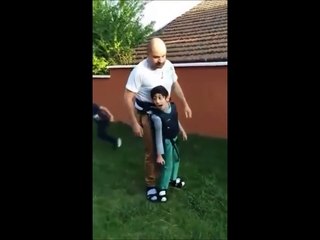 Ce père invente un objet permettant à son fils handicapé de marcher