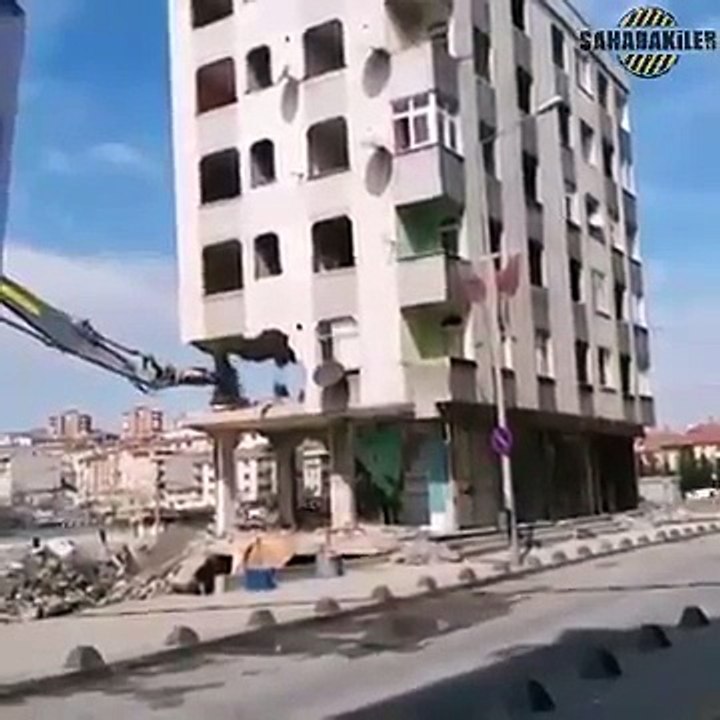 Bugün de Ölmedim Anne!  Bina Yıkım Çalışmaları