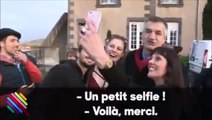 Quand Jean Lasalle louche sur un décolleté provoquant d'une de ses fans !