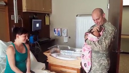 Ce soldat arrive à l'hôpital le lendemain de la naissance de sa fille, mais regardez la réaction de son fils!