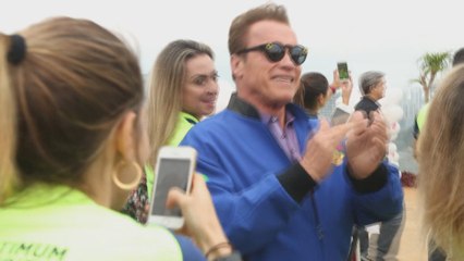 Schwarzenegger incentiva a brasileños a practicar deporte