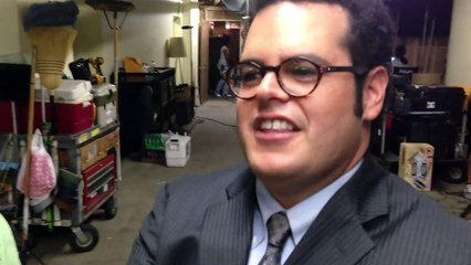 Josh Gad Impersonates Jenifer Lewis on set of The Wedding Ringer