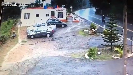 Il perd le controle de sa voiture et arrive quand meme à rattraper le coup !