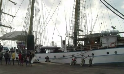 Warga Antusias Sambut Kedatangan KRI Dewa Ruci